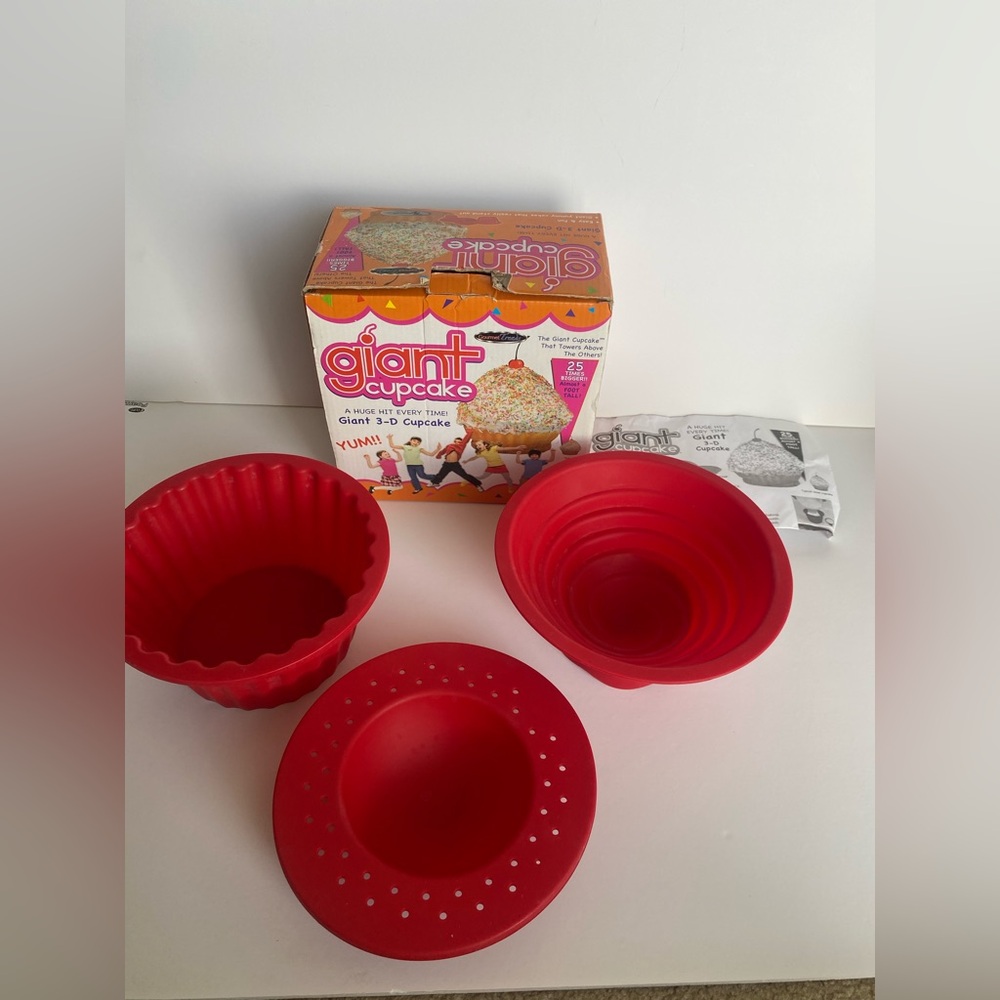 Gourmet Trends Giant 3-D Cupcake silicone baking Mould